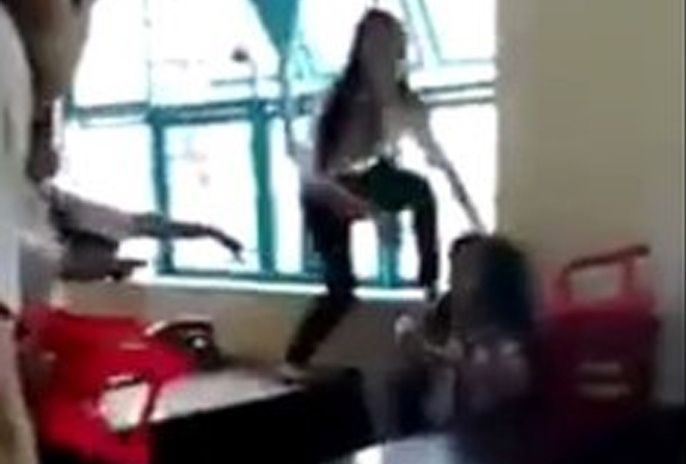 Can phat ca bo me 7 hoc sinh danh ban hinh anh