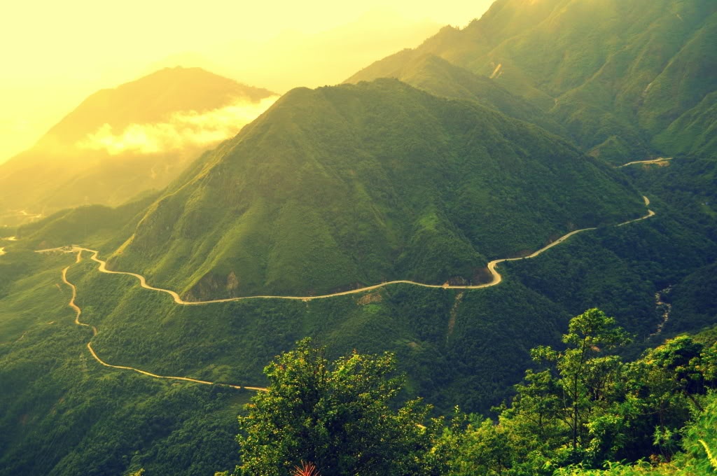 Sapa nổi tiếng với thác Tình Yêu, Hàm Rồng, Fansipan.