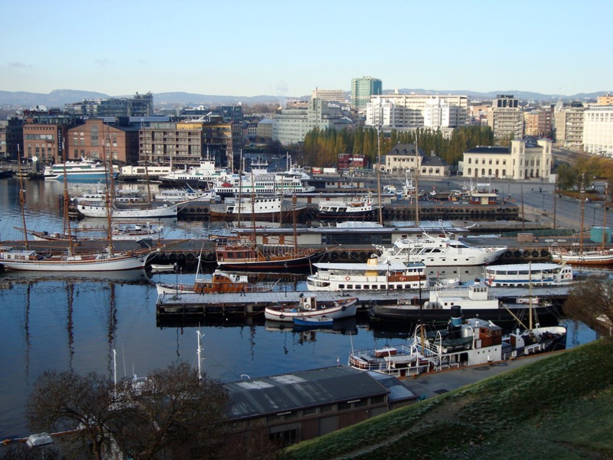 Augustus Halvorsen Hilton sinh năm 1954 tại trang trại của gia đình gần Kløfta, Ullensaker, Na Uy. Ông kết hôn với Mary Genevieve, một phụ nữ gốc Đức. Năm 1870, Augustus di cư tới Mỹ.
