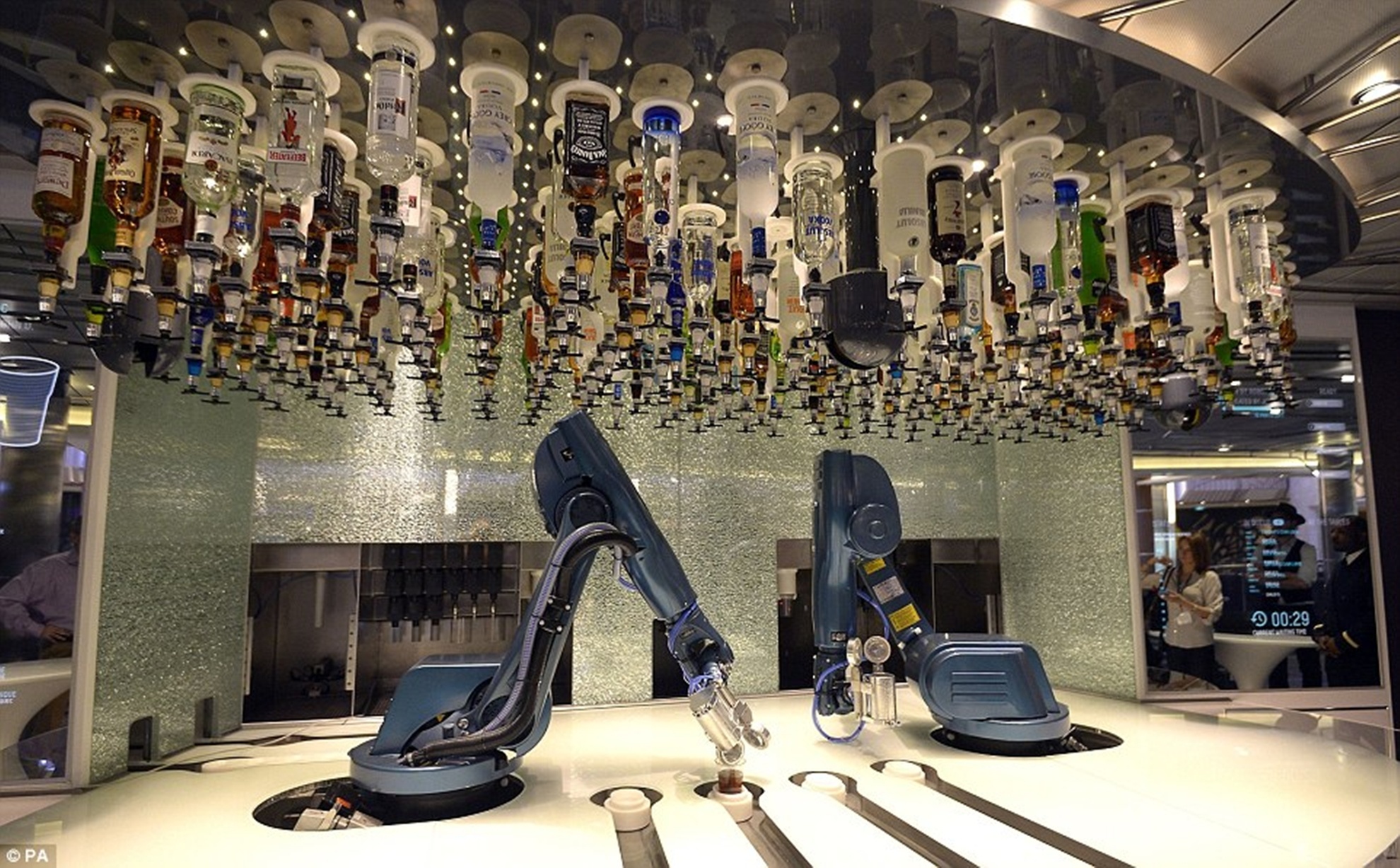 Ben trong du thuyen thong minh dau tien tren the gioi hinh anh