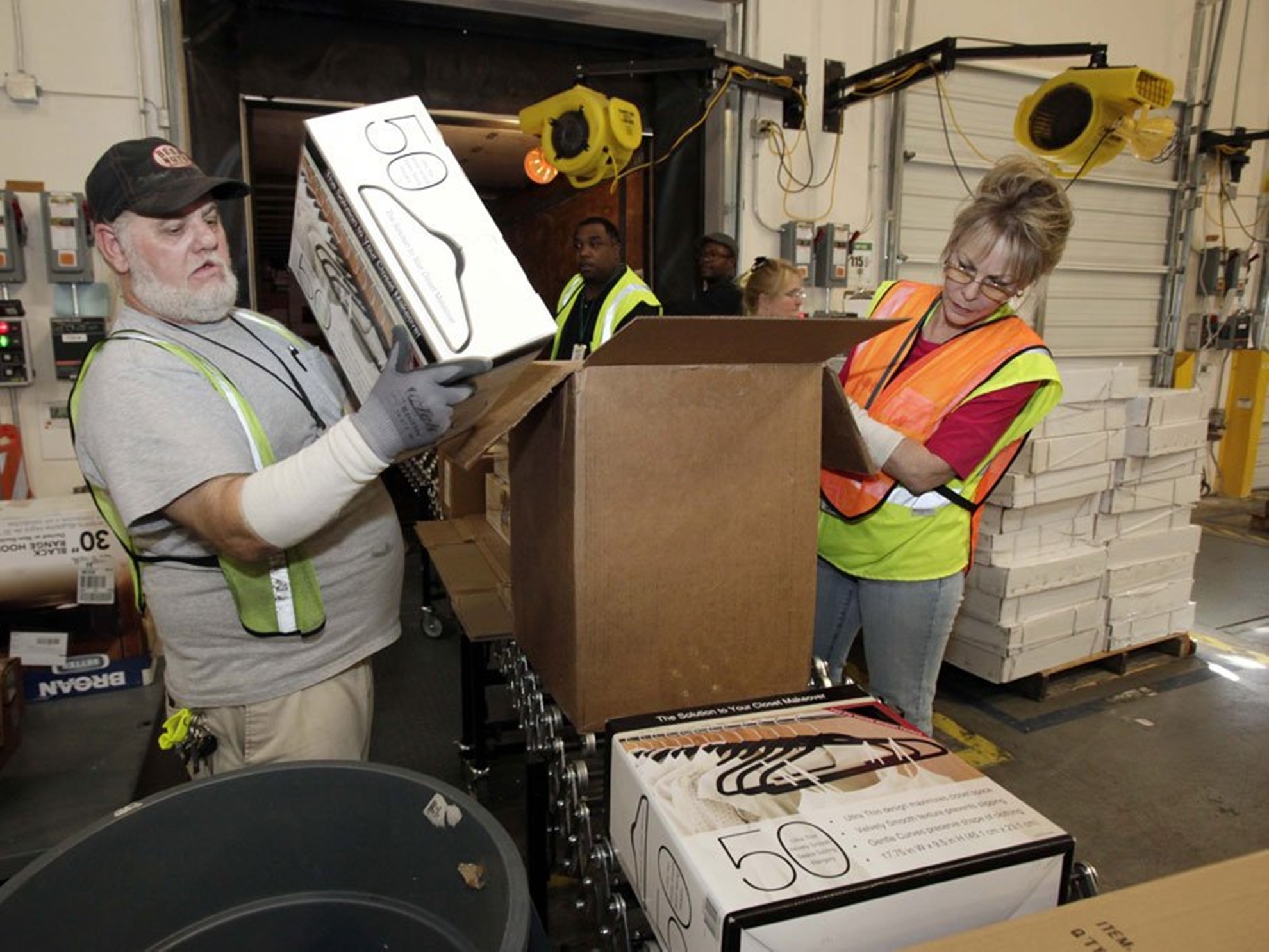 Nhan vien Amazon lam viec ra sao trong kho hang khong lo? hinh anh