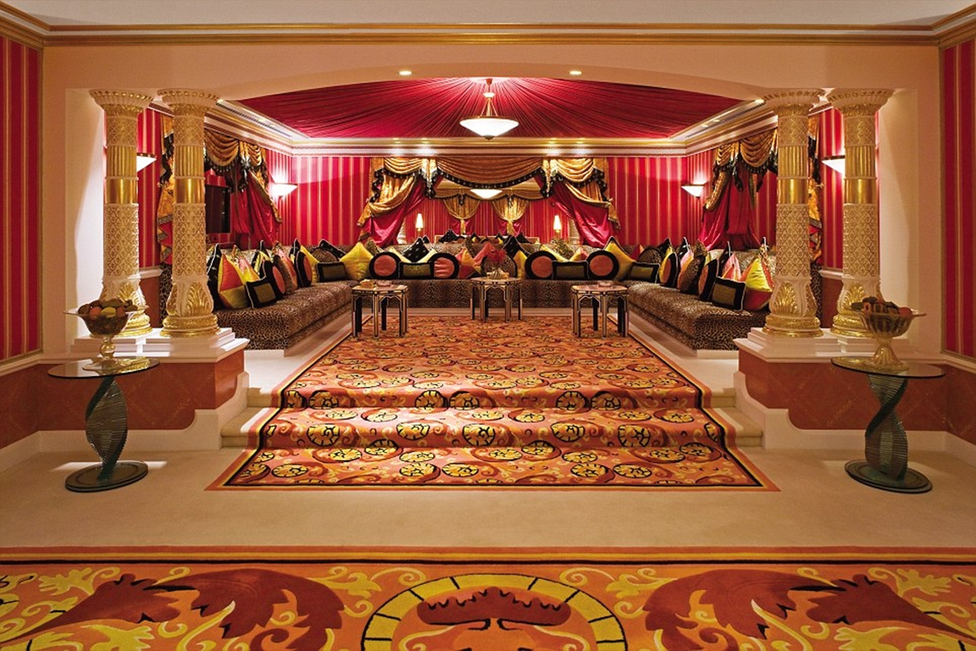 Ben trong khach san 7 sao xa xi nhat the gioi o Dubai hinh anh