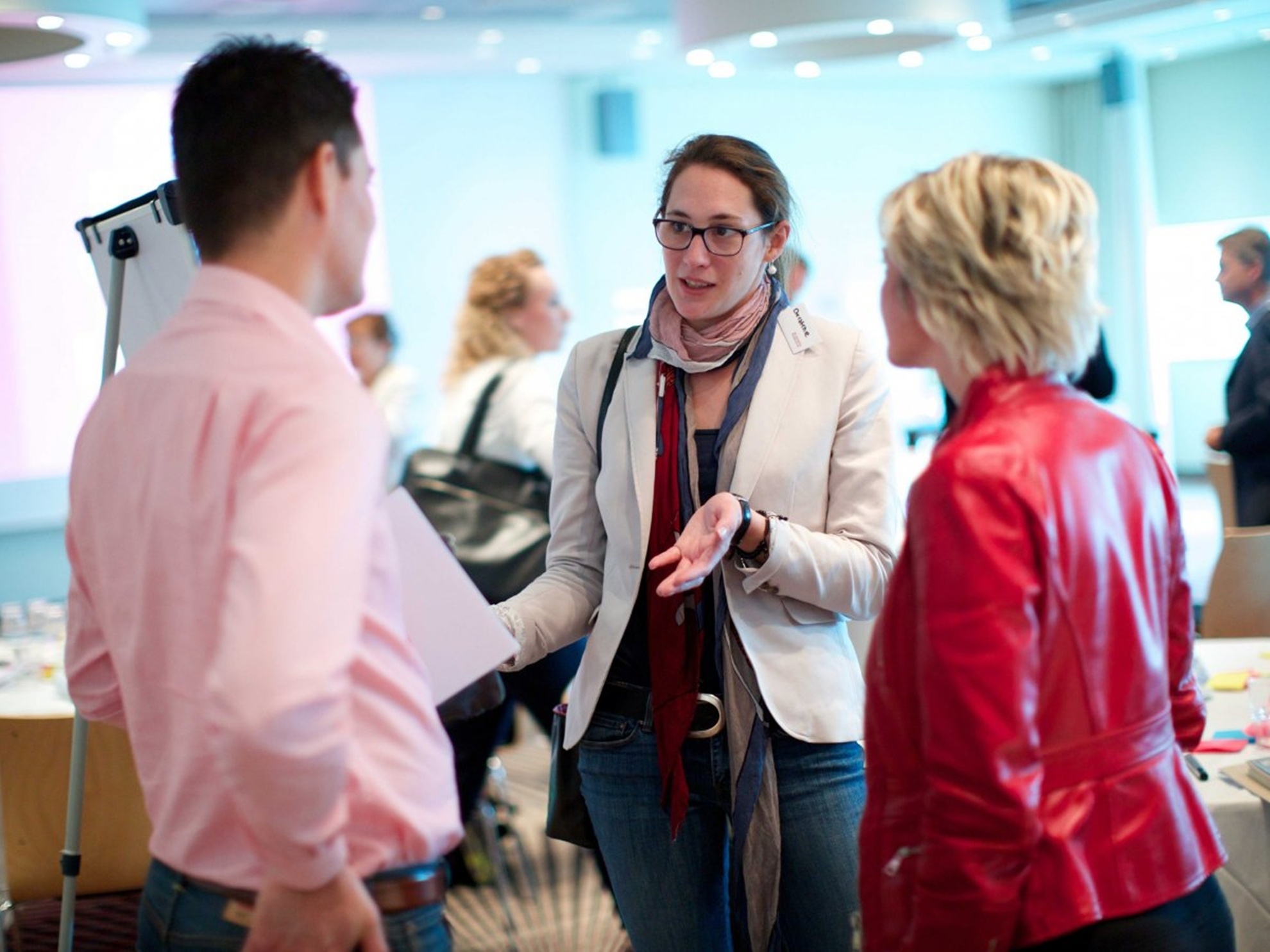 12 dieu khong nen chia se voi dong nghiep hinh anh