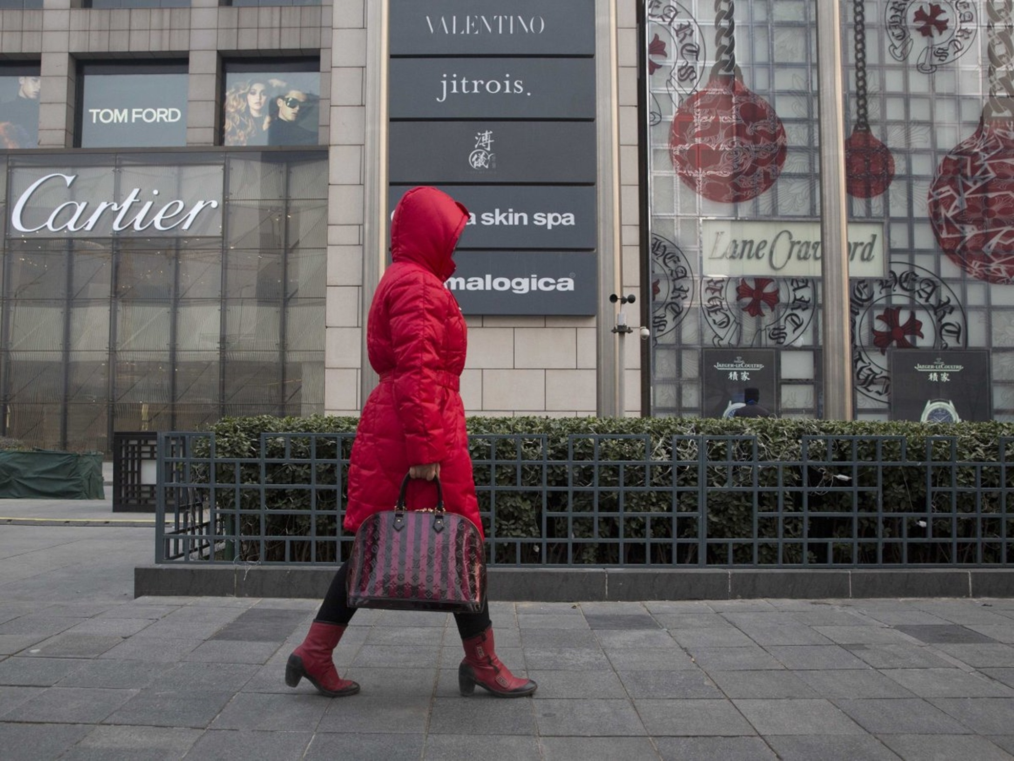 Con phố hàng hiệu tại Bắc Kinh. Ảnh: AP