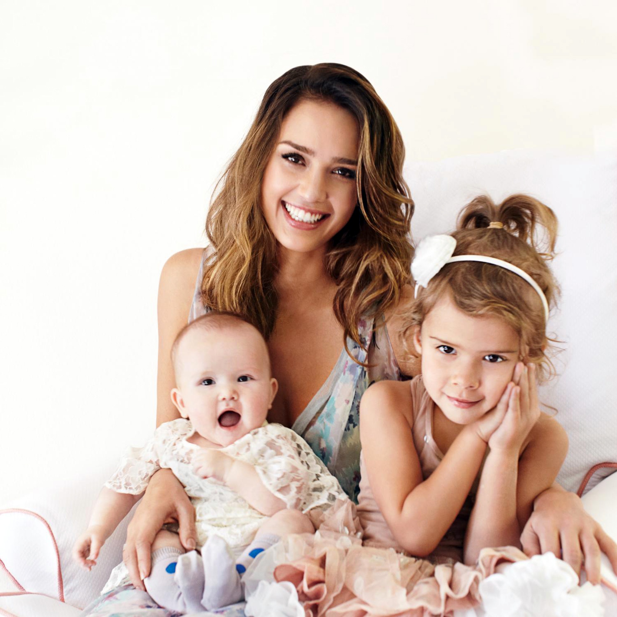 Jessica Alba và 2 con. Ảnh: Parenting.com