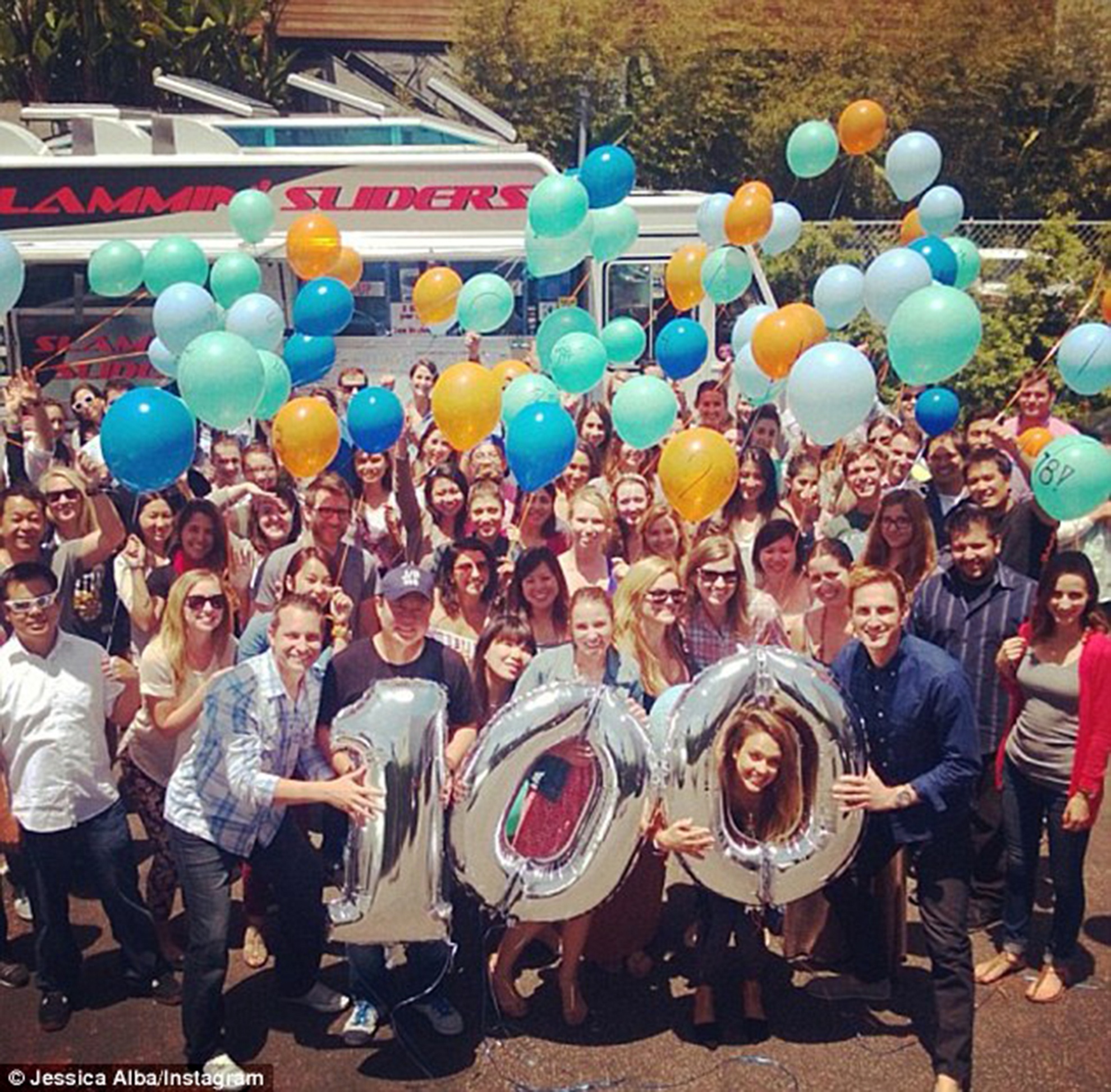 Jessica và 100 nhân viên công ty. Ảnh: Instagram