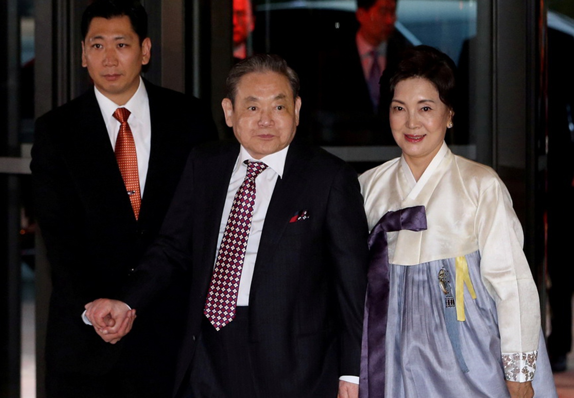 Chan dung bong hong phia sau ong chu Samsung hinh anh