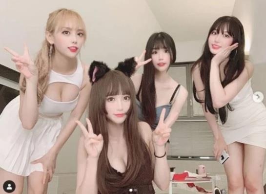 Twitch cấm các siêu mẫu lột đồ ảnh 2 Twitch cam cac sieu mau lot do anh 2