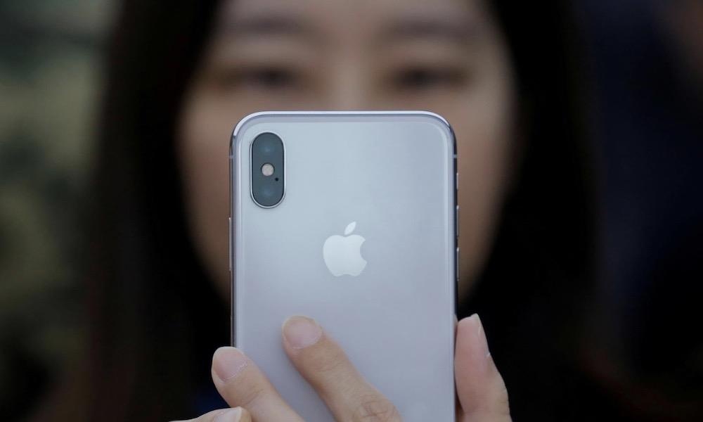 iPhone XS tu chop sang trong dem, chu nghi may bi 'ma am' hinh anh