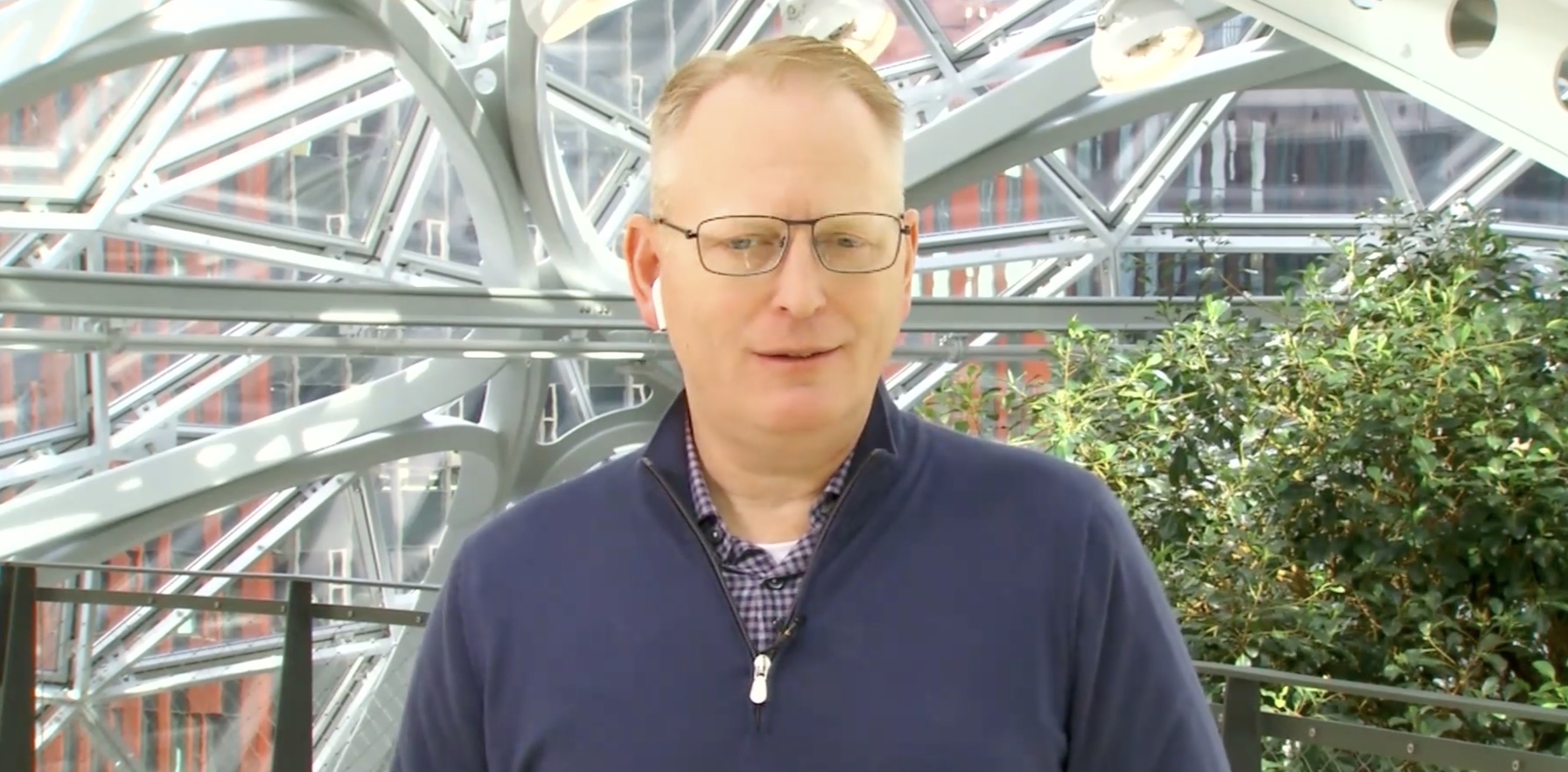 Sep Amazon deo nham Apple Airpods khi len bao hinh anh