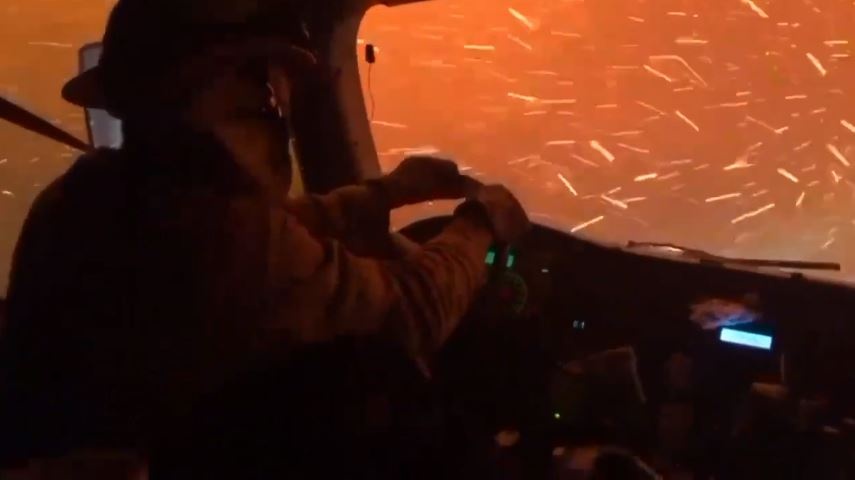 Linh cuu hoa lai xe qua ngon lua du doi o California hinh anh