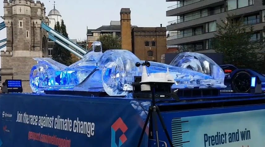 Mo hinh xe dua lam tu bang duoc trung bay o London hinh anh