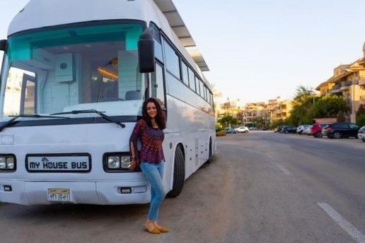 Co gai cai tao xe buyt de o thay vi thue nha moi thang hinh anh