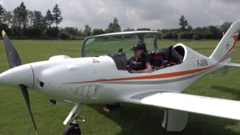 Co gai 19 tuoi lai may bay vong quanh the gioi hinh anh