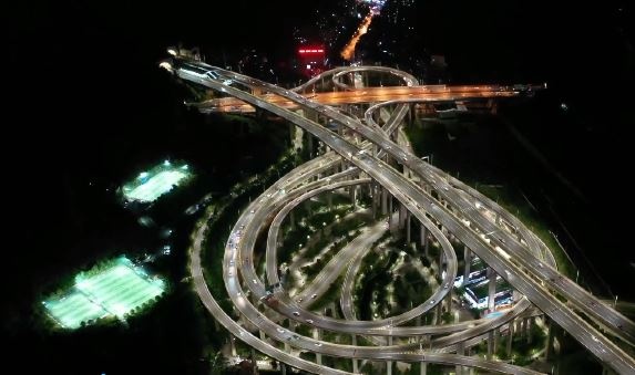 Nut giao thong giong nhu tau luon sieu toc o Trung Quoc hinh anh