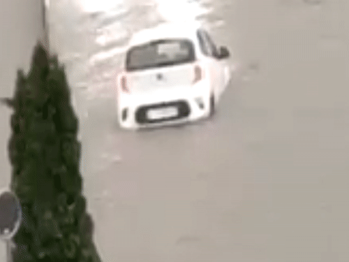 Tai xe lieu linh lai chiec Kia Morning vuot qua doan duong ngap sau hinh anh