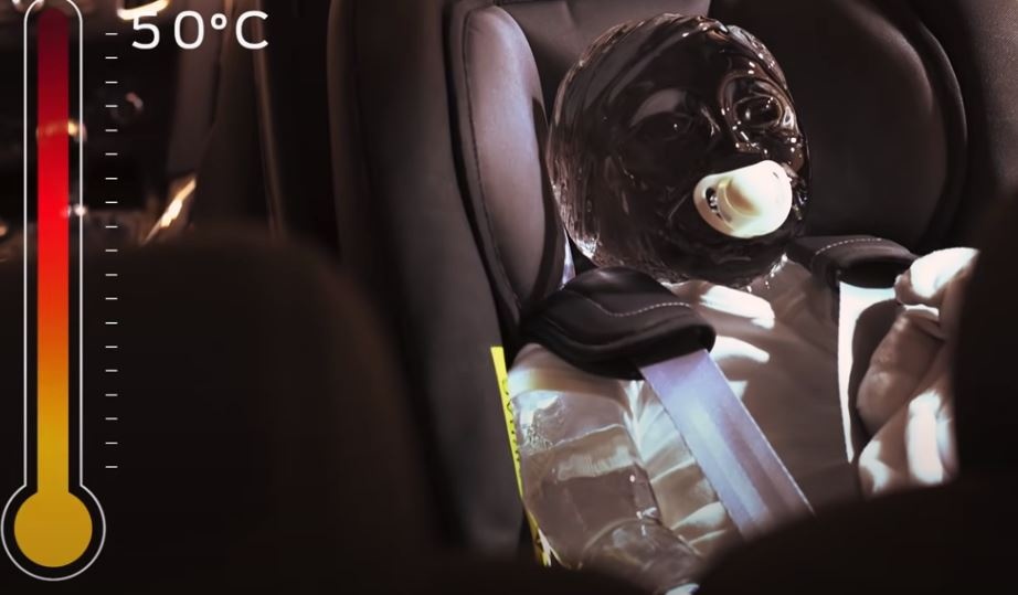 Thi nghiem cho thay su nguy hiem khi bo quen tre trong xe hinh anh