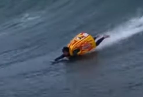 Nguoi dan ong luot song trong trang phuc Sumo hinh anh