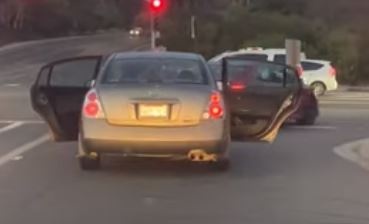 Chiec oto mo 2 canh cua chay tren duong hinh anh