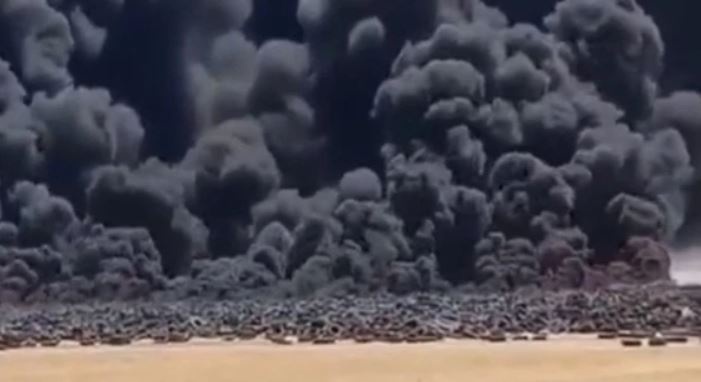 Cot khoi den boc len o bai lop xe lon nhat the gioi hinh anh