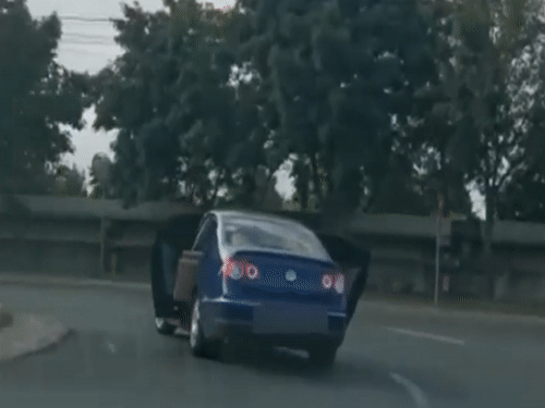 Tai xe mo 2 cua oto di chuyen tren duong o Romania hinh anh