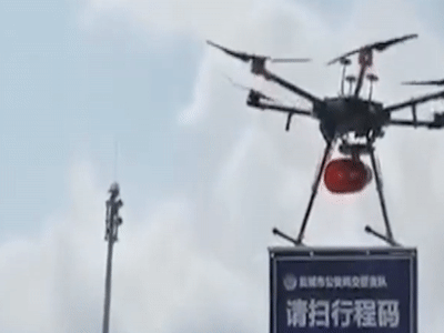 Drone mang ma code cho du khach khai bao lich trinh hinh anh