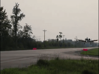 May bay cuong kich My tap ha canh tren cao toc hinh anh