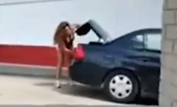 Nguoi phu nu My nhot con trai 5 tuoi trong cop oto hinh anh