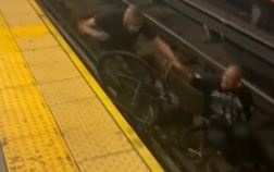 Cuu nguoi dan ong di xe lan roi xuong duong ray tau dien ngam o My hinh anh