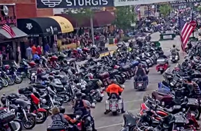 Nguoi dam me moto tu tap bat chap dich Covid-19 o My hinh anh