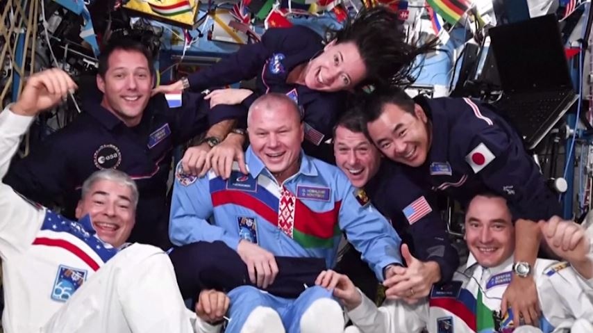 Giai Olympic dac biet tren tram vu tru quoc te hinh anh