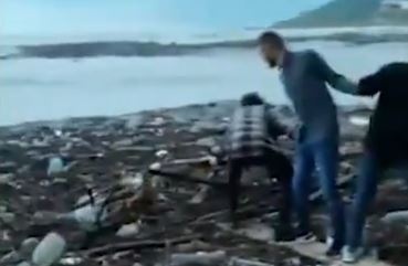 Doan nguoi nam tay nhau cuu chu cho mac ket tren dao rac hinh anh