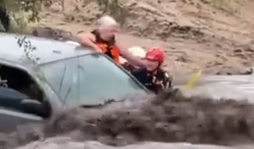 Giai cuu tai xe bi mac ket trong nuoc lu tai Arizona hinh anh