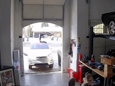 Cua xe Tesla bi gay vi hanh khach quen dong hinh anh