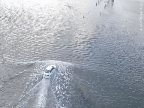 Tai xe co lai xe qua con duong ngap trong bien nuoc hinh anh