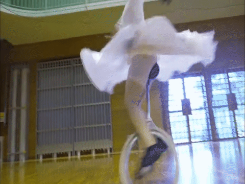 Nu van dong vien the hien ky nang di xe mot banh chuyen nghiep hinh anh