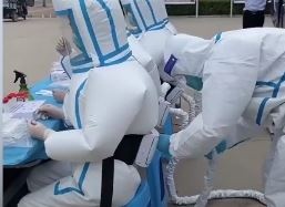 Trung Quoc ra mat do bao ho y te giup nguoi mac luon mat me hinh anh