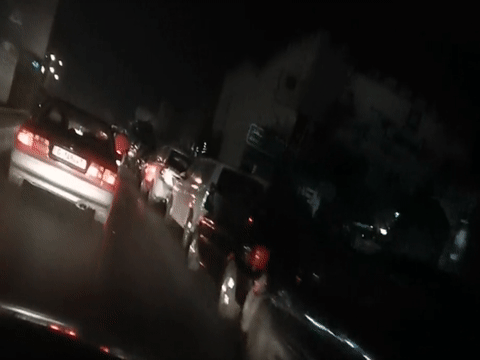 Hang tram tai xe ngu trong oto de xep hang tai cac tram xang o Beirut hinh anh