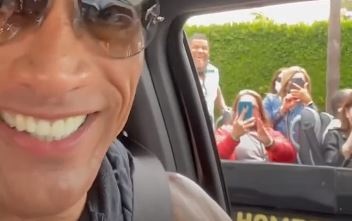 Du khach la het khi bat ngo thay The Rock hinh anh