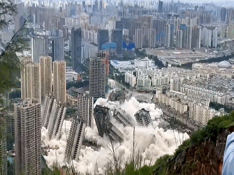 15 toa nha bi pha bo dong loat o Trung Quoc hinh anh