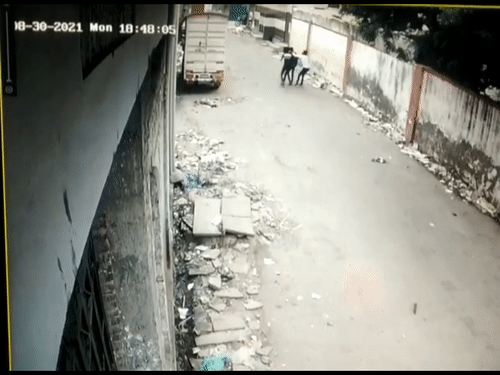 Ba nguoi dan ong thoat chet khi buc tuong bat ngo do sap o An Do hinh anh