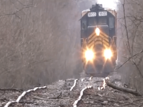 Tau lua di qua doan duong ray go ghe o My hinh anh