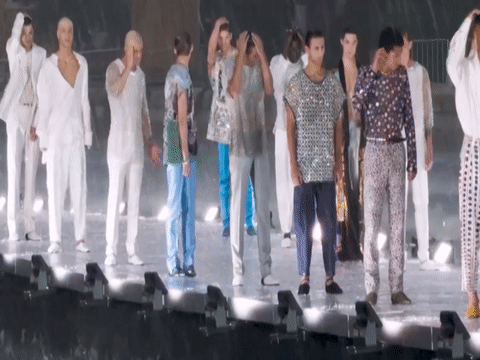 Buoi trinh dien thoi trang duoi con mua da hinh anh