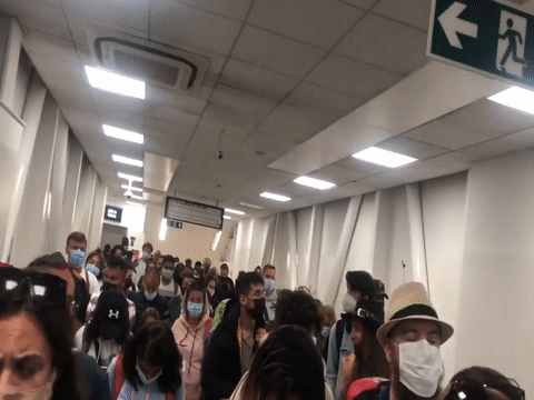 Canh hon loan tai san bay o London do test nhanh Covid-19 hinh anh