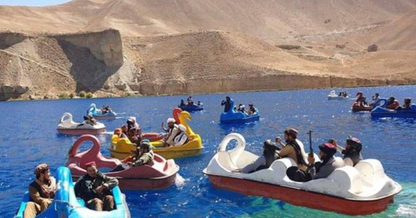 Linh Taliban mang theo sung di dap vit o cong vien hinh anh