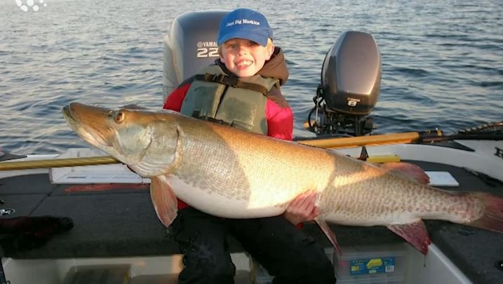 Cau be 8 tuoi cau duoc ca khong lo hinh anh