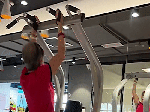 Cu ba Trung Quoc hit xa don lien tuc 22 cai hinh anh