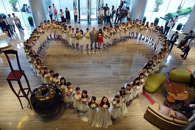 100 co dau chu re thi chay marathon tai Ha Noi hinh anh