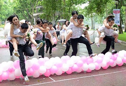 100 doi co dau chu re cong nhau thi chay trong mua hinh anh