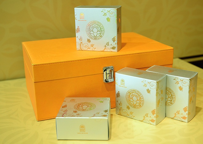 Mo hop banh trung thu gia 12 trieu dong hinh anh